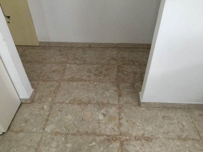 אריחי ריצוף ששינו גוון : אריחי ריצוף שספגו לחות כתוצאה מנזק צנרת ובכך נוצר שינוי גוון